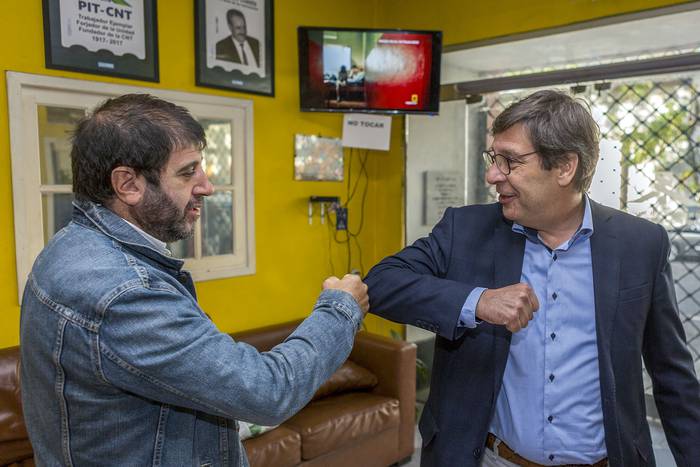 Fernando Pereira y Javier Miranda en la sede del PIT-CNT, el 9 de abril de 2020. · Foto: .