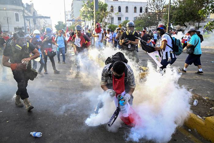 Manifestantes chocan con la policía antidisturbios durante una protesta contra el gobierno de la presidenta Dina Boluarte, este jueves, en Lima. · Foto: Ernesto Benavides, AFP