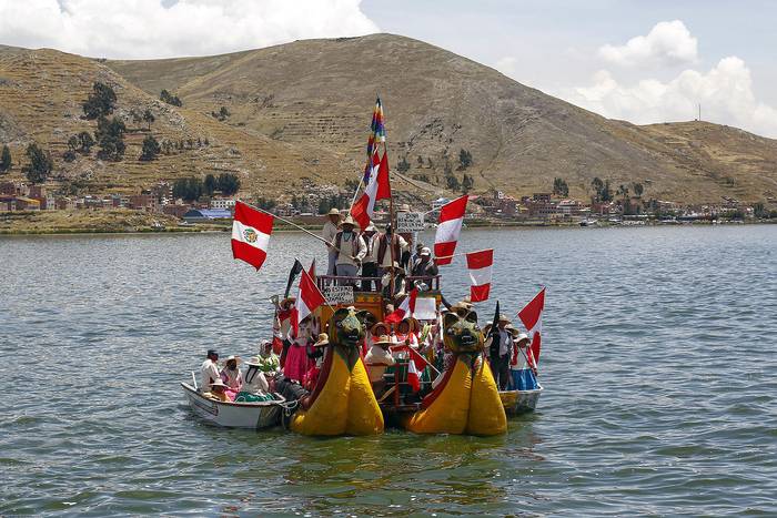 Habitantes de las islas de los Uros y Taquile en el lago Titicaca llegan a la ciudad de Puno, Perú, para participar en una protesta contra el gobierno de Dina Boluarte. · Foto: Juan Carlos Cisneros, AFP