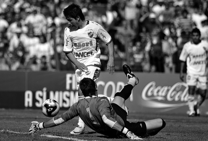 Nicolás Lodeiro, de Nacional, y Sebastián Sosa, de Peñarol, ayer durante la jugada del segundo gol de Nacional en el Estadio Centenario.  · Foto: Javier Calvelo