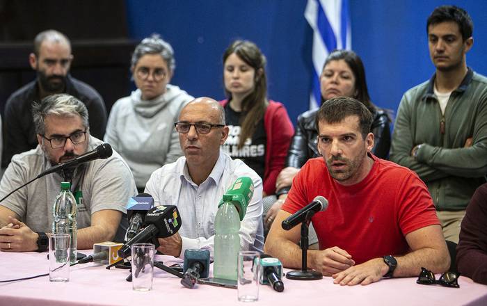 Martín Pereira, Marcelo Abdala y Federico Kreimerman en conferencia de prensa por la crisis hídrica, en la sede del PIT-CNT (15.05.2023). · Foto: .