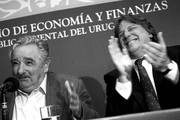 El presidente José Mujica y Fernando Lorenzo, durante el acto de imposición del cargo del ministro de Economía. 