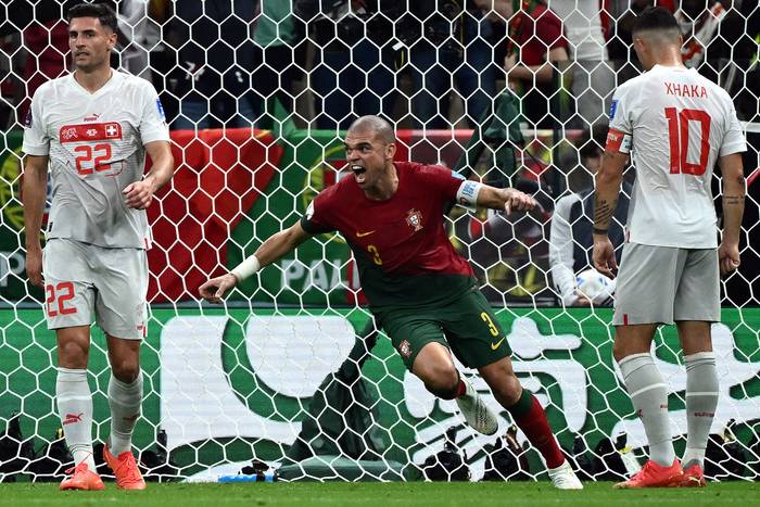 Pepe, de Portugal, luego de marcar el segundo gol a Suiza, este martes, en el Estadio Lusail, en Doha. · Foto: Jewel Samad / AFP