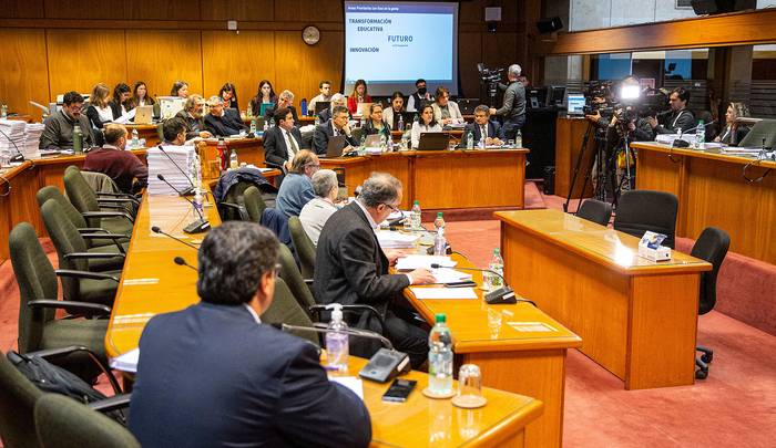 Comisión de Presupuesto en el Anexo del Palacio Legislativo, el 1 de setiembre. · Foto: Mauricio Zina, adhocfotos
