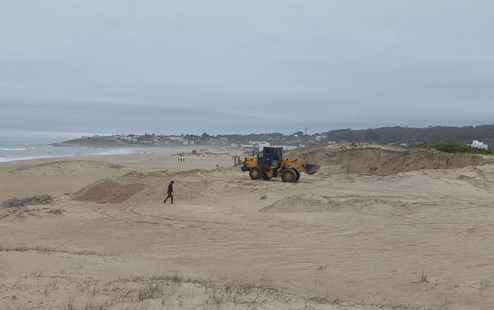 Remoción de arena en la faja costera de Punta Rubia. · Foto: Vecinos de Punta Rubia
