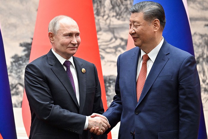 Vladimir Putin y Xi Jinping, el 16 de mayo, en Beijing. · Foto: Sergei Bobylyov, AFP
