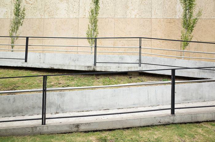 Rampa para posibilitar el acceso en silla de ruedas a la Facultad de Arquitectura. · Foto: Ricardo Antúnez, adhocFOTOS