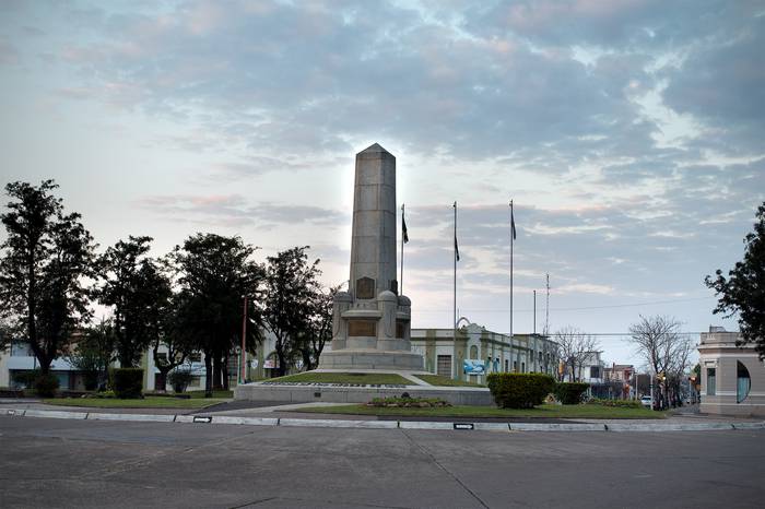 Obelisco sobre Av. Lecueder, Artigas. Ricardo Antúnez / adhocFOTOS.