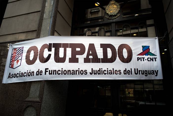 Ocupación por parte de la Asociación de Funcionarios Judiciales del Uruguay, AFJU. Archivo, junio de 2017. · Foto: Ricardo Antúnez, adhocFOTOS