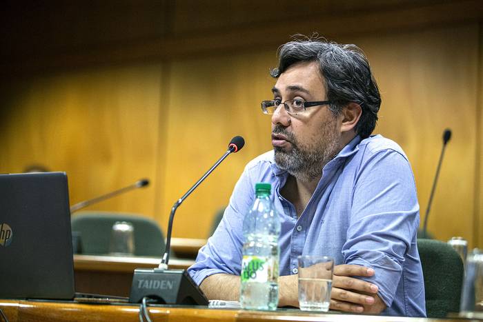 Gonzalo Zunino, director del Centro de Investigaciones Económicas, en el Anexo del Palacio Legislativo. · Foto: .
