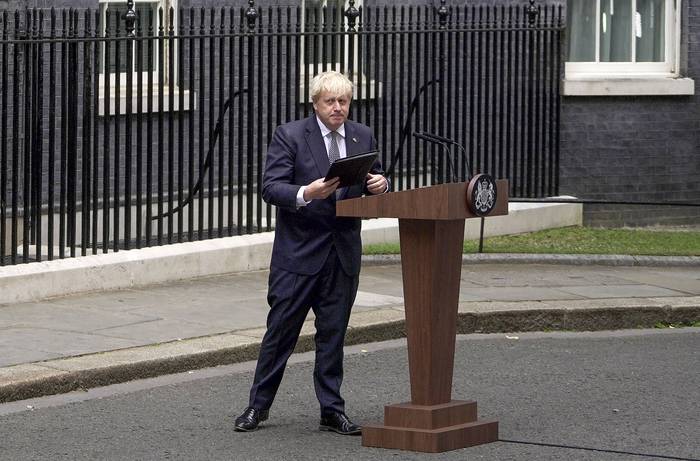 El primer ministro británico Boris Johnson hace una declaración, este jueves, frente al número 10 de Downing Street en el centro de Londres. · Foto: Niklas Halle'n, AFP
