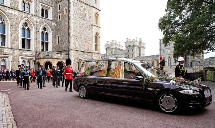 Coche fúnebre que lleva el ataúd de la Reina Isabel II, dentro del Castillo de Windsor (19.09.2022). · Foto: Jon Super, AFP