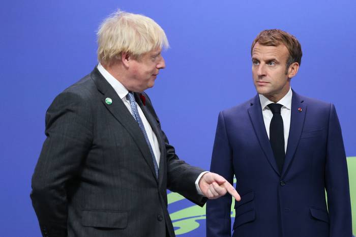 Boris Johnson, primer ministro británico, y Emmanuel Macron, presidente de Francia, el 31 de octubre, en Glasgow, Reino Unido. · Foto: Robert Perry, EFE
