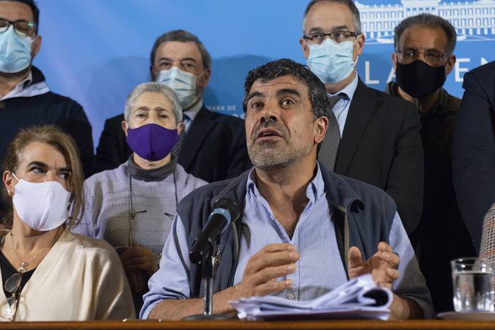 Oscar Andrade durante la conferencia de prensa del Frente Amplio, ayer, en el Parlamento. · Foto: Alessandro Maradei