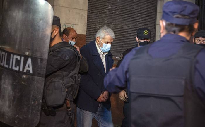 Eduardo Ferro a la salida del juzgado, luego de ser procesado por la desaprición de Óscar Tassino (archivo, abril de 2021). · Foto: .