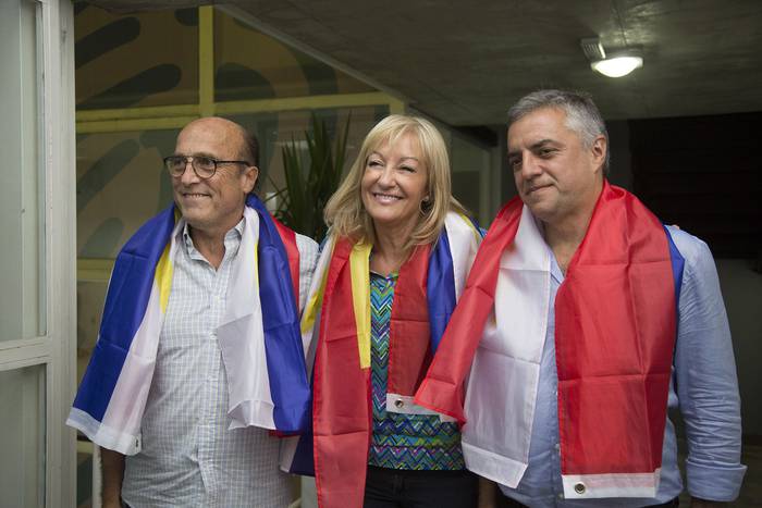 Daniel Martínez, Carolina Cosse y Álvaro Villar, en la Huella de Seregni, tras el Plenario del Frente Amplio.  · Foto: .