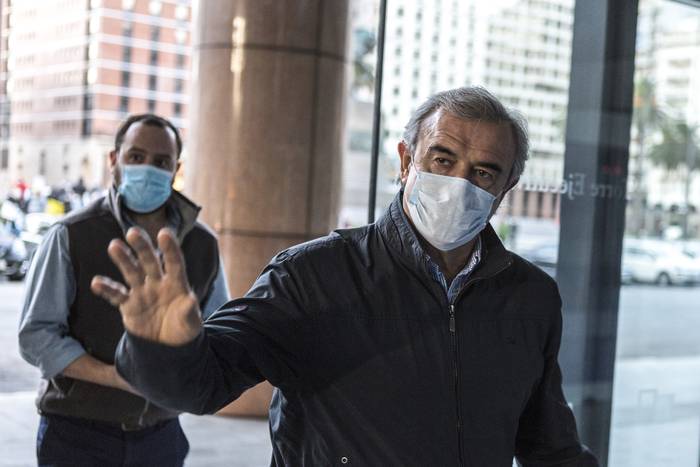 Jorge Larrañaga saluda a periodistas, exhibiendo una mascarilla tras recomendación de su uso por el MSP. Foto: Ernesto Ryan  · Foto: .