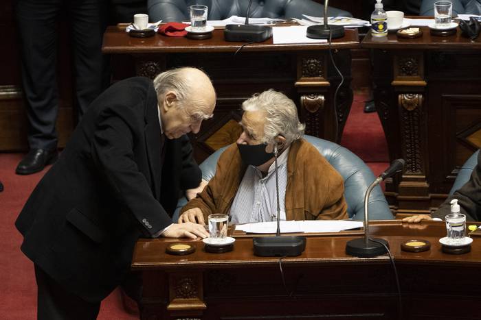 Julio María Sanguinetti y José Mujica, durante una sesión en la cámara de senadores (archivo, setiembre de 2020) · Foto: Mariana Greif