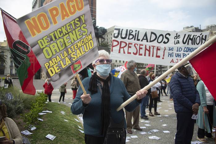 Manifestación de la Organización Nacional de Asociación de Jubilados y Pensionistas del Uruguay, en el marco del Día Internacional del Adulto Mayor, este jueves, en la Plaza Independencia. · Foto: Alessandro Maradei