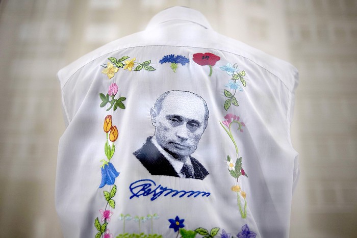 Blusa bordada con la cara del presidente ruso Vladimir Putin en una tienda de Ekaterimburgo, el 18 de junio.

 · Foto: Jorge Guerrero, AFP.