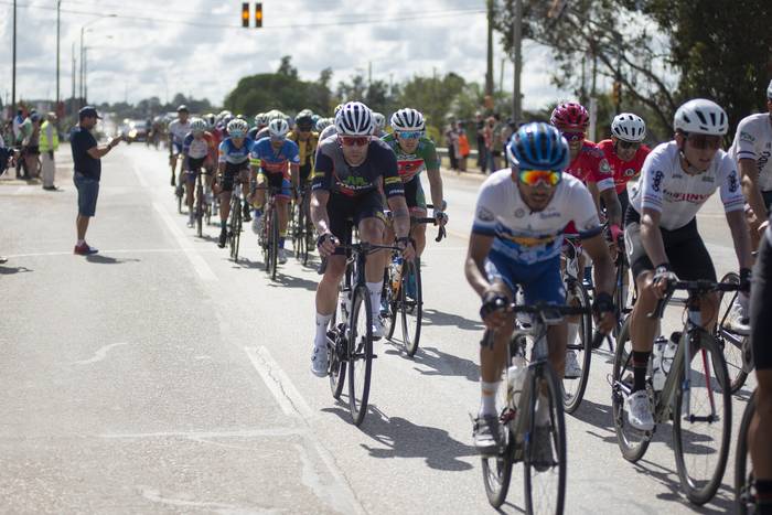 Pelotón en la ruta 9, el 8 de abril, durante la novena etapa de la Vuelta Ciclista del Uruguay. · Foto: Alessandro Maradei