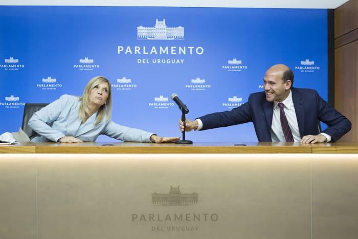 Beatriz Argimón y Martín Lema en el anexo del Palacio Legislativo · Foto: .