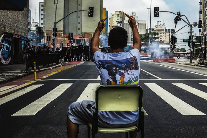 No solamente tomaron las escuelas en 2015: los secundaristas también tomaron la calle. Bloquearon avenidas de toda São Paulo, marcharon, y los reprimió duro la Policía Militar. En la foto: los estudiantes protestan en la esquina de dos de las avenidas centrales de la ciudad, la Paulista y la Consolação. Ese día Folha de S Paulo había publicado una encuesta que mostraba que la popularidad de Alckmin “se desplomaba”. Mientras los estudiantes eran apaleados por la Policía Militar, Alckmin anunció la “suspensión” de la “reorganización”. Fotos: Marcelo Aguilar