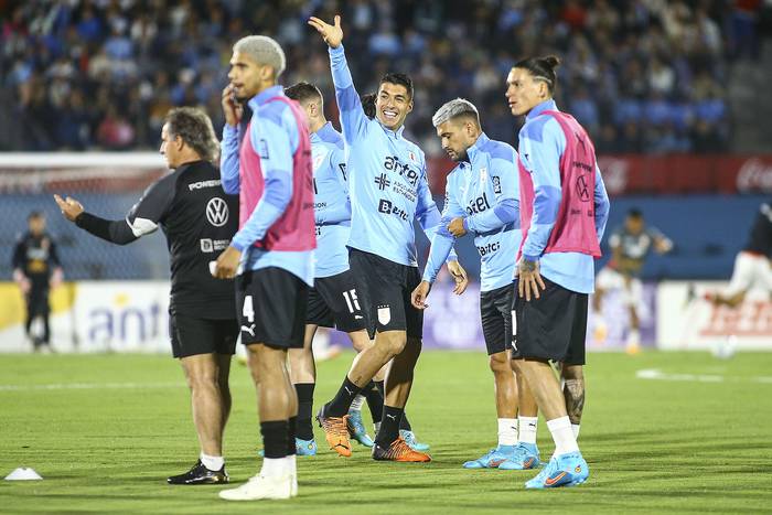 Jugadores de Uruguay, antes del partido con Perú por las eliminatorias, el 24 de marzo de 2022, en el estadio Centenario. · Foto: .