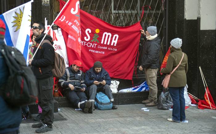 Sindicalistas de SIMA en la puerta del Ministerio de Trabajo y Seguridad Social (12.06.2023). · Foto: Alessandro Maradei