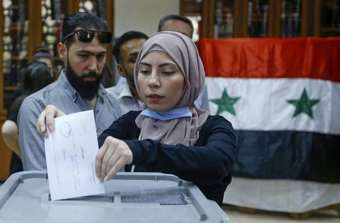 Colegio electoral en Damasco, este miércoles, durante las elecciones presidenciales de Siria.
 · Foto: Louai Beshara, AFP