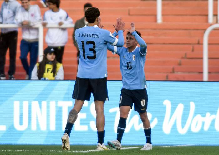 Franco González y Alan Matturro después de anotar ante Túnez este domingo, en el estadio Malvinas Argentinas en Mendoza, Argentina. · Foto: Andrés Larrovere, AFP