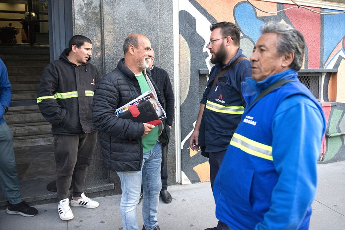 Trabajadores del sindicato del supergás en el Ministerio de Trabajo y Seguridad Social. · Foto: Alessandro Maradei