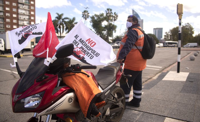 Movilización del Sindicato Único Portuario y Ramas Afines, ayer, frente al Palacio Legislativo. · Foto: Alessandro Maradei
