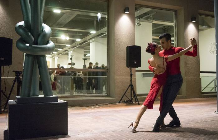 Baile de tango en la peatonal Sarandí (archivo, mayo de 2019). · Foto: Mariana Greif