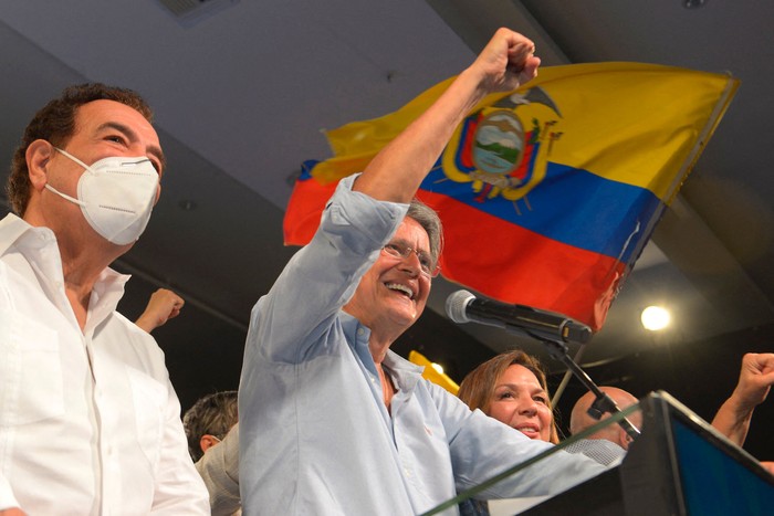 El candidato presidencial ecuatoriano Guillermo Lasso (c) celebra su victoria tras conocer los resultados preliminares de la segunda vuelta electoral, ayer, en el Centro de Convenciones de Guayaquil, Ecuador.
 · Foto: Mernando Méndez, AFP