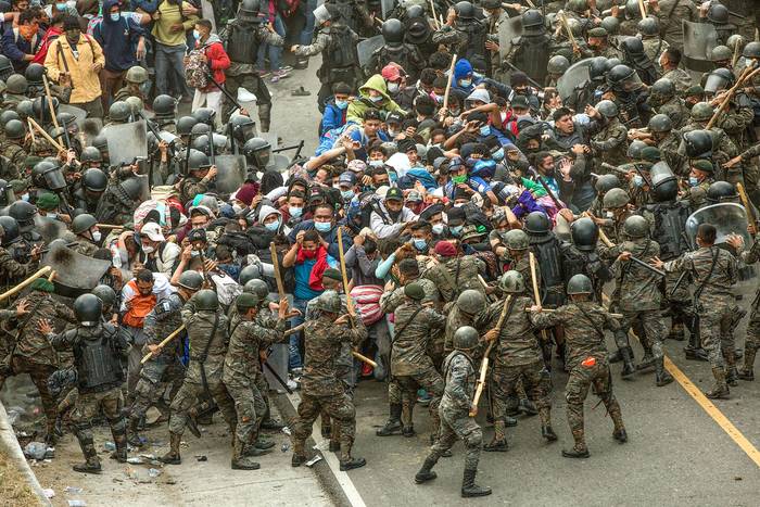 Soldados guatemaltecos intentan frenar el avance de miles de migrantes, ayer, en la ciudad de Chiquimula. · Foto: Esteban Biba, EFE