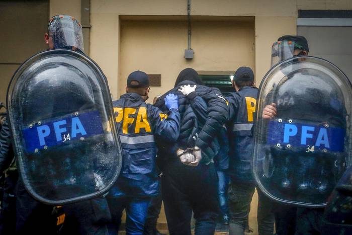 Policías custodian el traslado de Facundo Melo, uno de los imputados en la causa de espionaje ilegal durante el gobierno de Mauricio Macri, el martes, en Buenos Aires.  · Foto: Juan Ignacio Roncoroni, EFE 