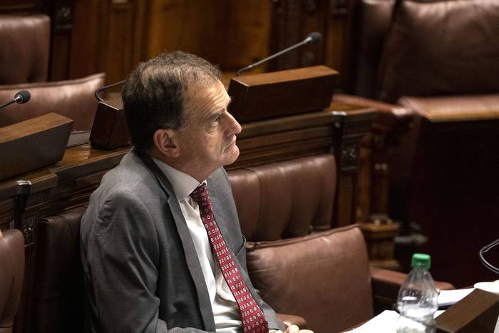 Guido Manini Ríos, en el Parlamento (archivo, abril de 2020). · Foto: Mariana Greif