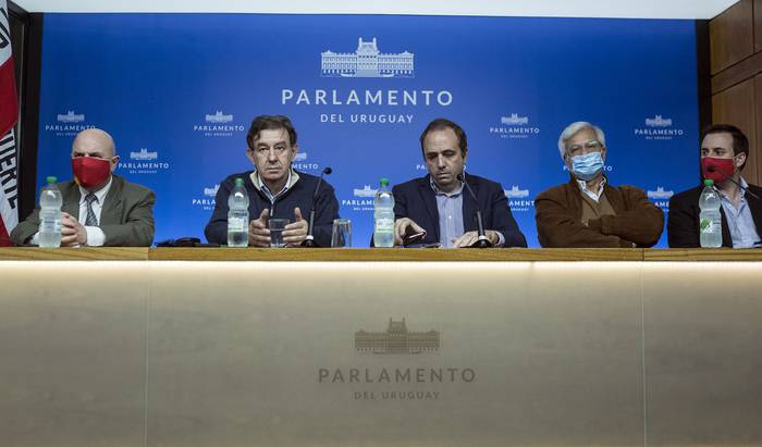 Jorge Alvear, Iván de Posada, Sebastián Andujar, Gonzalo Mujica y Conrado Rodríguez, en conferencia de prensa, este lunes en el Parlamento. · Foto: .