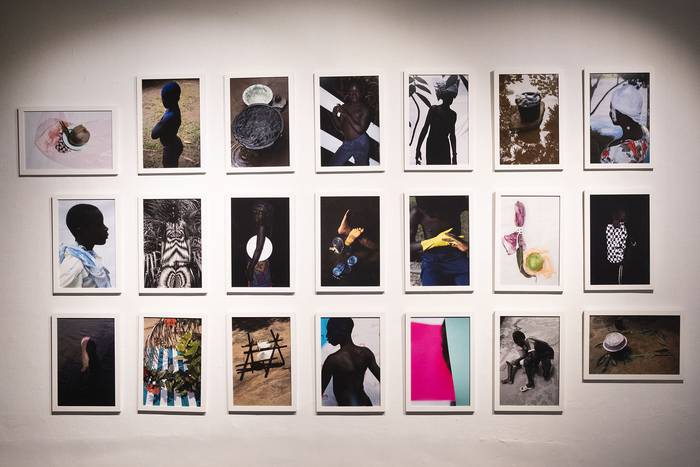 Fotografías de Viviane Sassen, de la serie Pikin Slee, en el Centro de Exposiciones Subte. · Foto: Pablo Vignali