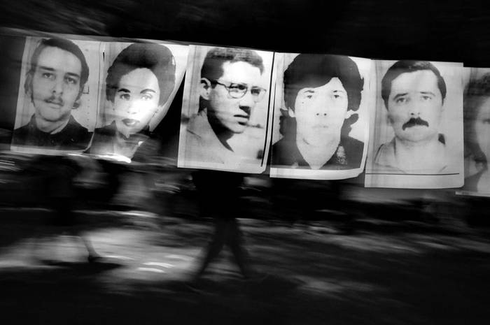 Fotos de desaparecidos, colgadas afuera del Palacio Legislativo, anoche, durante la sesión de Diputados.  · Foto: Victoria Rodríguez