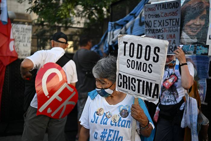 Concentración en apoyo a la vicepresidenta argentina Cristina Fernández, afuera del Palacio de Justicia Comodoro Py, en Buenos Aires (06.12.2022). · Foto: Luis Robayo, AFP