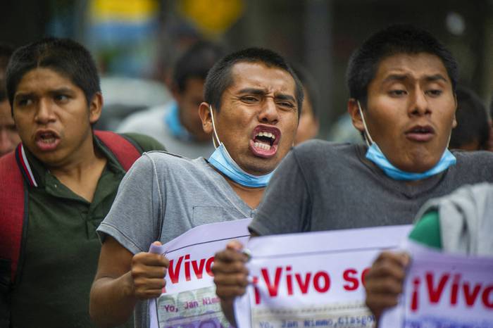 Protesta para conmemorar los siete años de la desaparición de 43 estudiantes en Ayotzinapa, el domingo, en la Ciudad de México. · Foto: Claudio Cruz, AFP