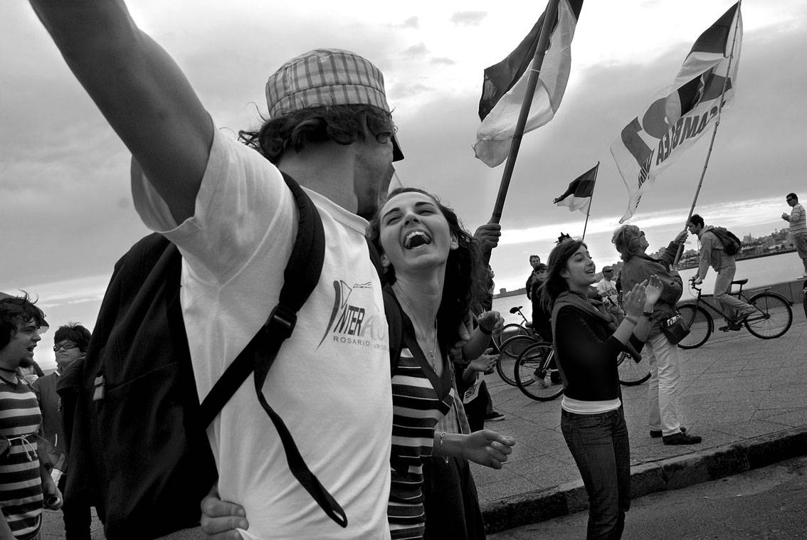 Participantes en la marcha convocada por frenteamplistas independientes, ayer, en la rambla de Montevideo.