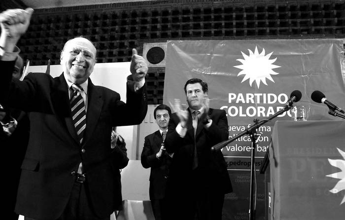 Julio María Sanguinetti y Pedro Bordaberry, anoche durante el acto en el que Bordaberry asumió la secretaría general del Partido Colorado.  · Foto: Ricardo Antúnez