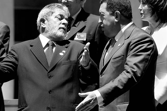 Luiz Inácio Lula da Silva, conversa con Hugo Chávez  mientras se preparan para la foto oficial de la XXXVIII cumbre semestral de jefes de Estado del Mercosur, el martes 8, en Montevideo.  · Foto: Sandro Pereyra