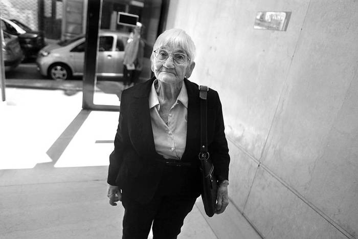 Luisa Cuesta, ayer, cuando llegaba al juzgado de la calle Misiones. · Foto: Pedro Rincón
