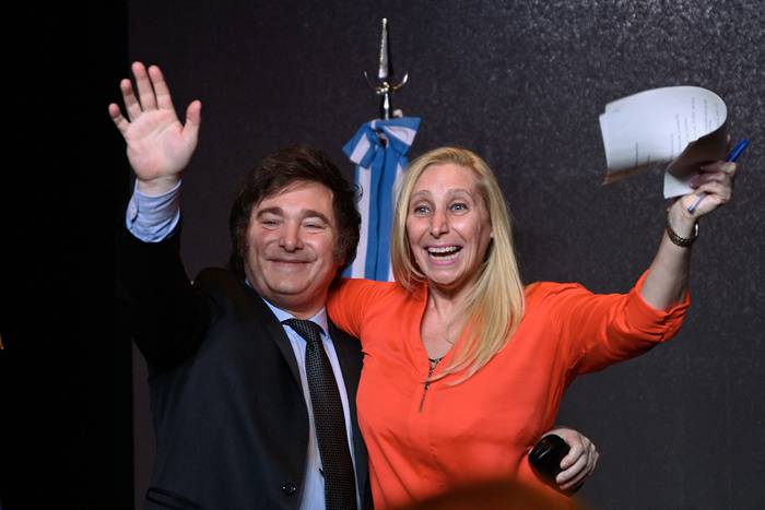 Javier Milei y su hermana Karina Milei después de ganar la segunda vuelta de las elecciones presidenciales, en la sede de su partido en Buenos Aires (19.11.2023). · Foto: Luis Robayo, AFP