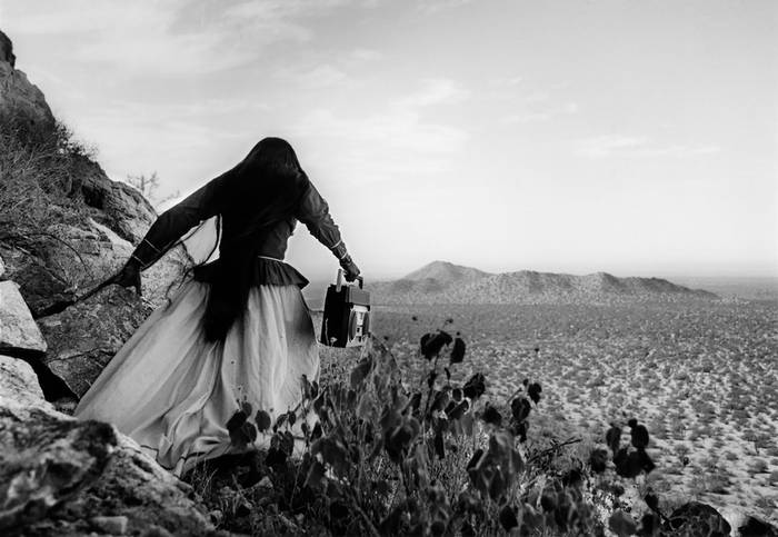 _Mujer ángel_, desierto de Sonora, México. · Foto: Graciela Iturbide