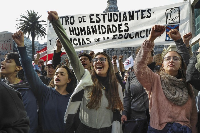 Movilización de los gremios de la enseñanza, este miércoles, en la Plaza Independencia. · Foto: Federico Gutiérrez